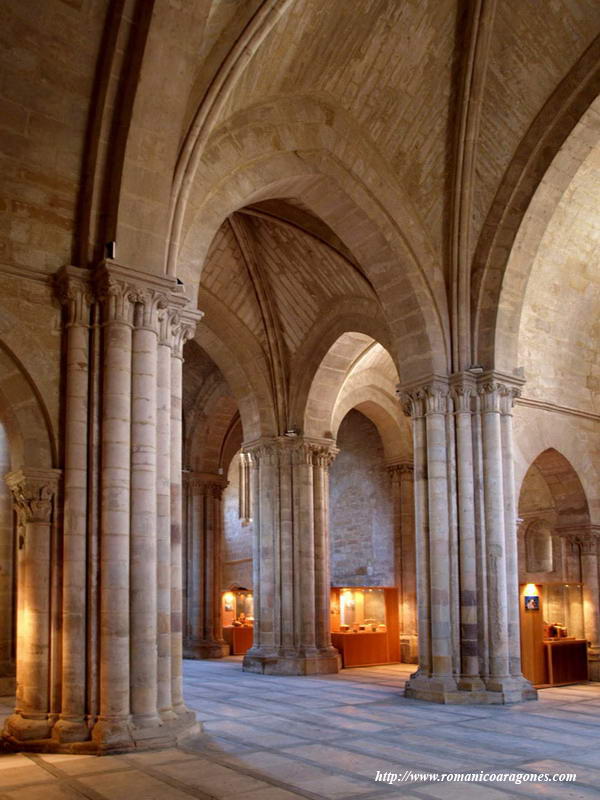 NAVE CENTRAL Y LATERALES HACIA LA CABECERA